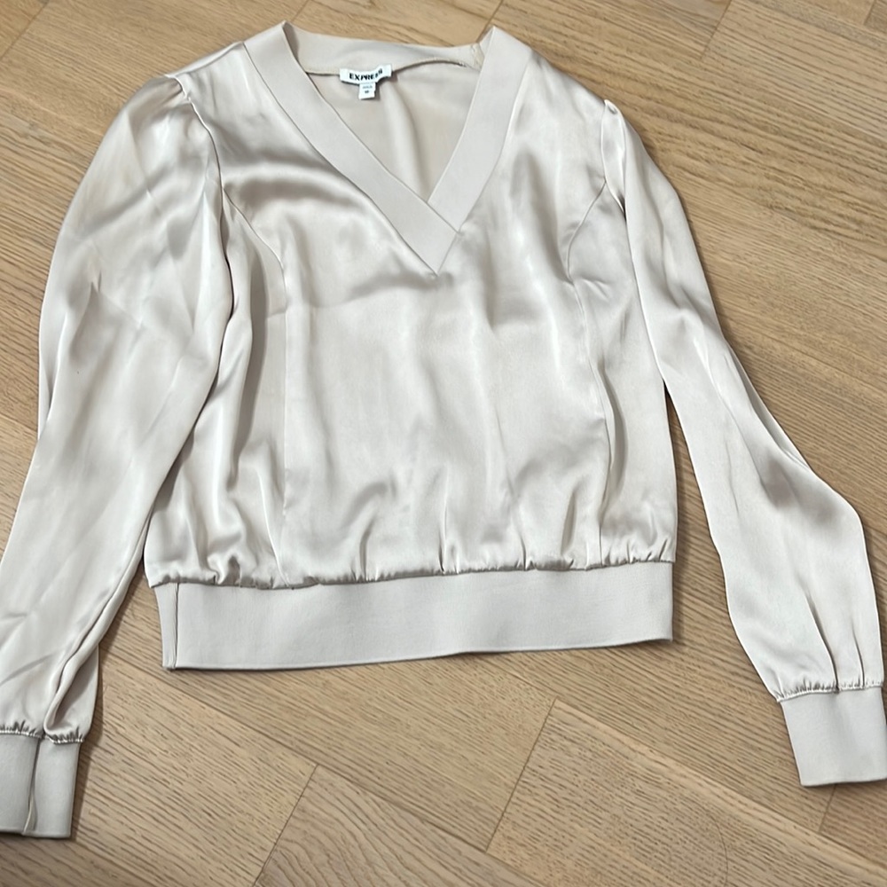 Express satin ribbed trim v-neck top in XS